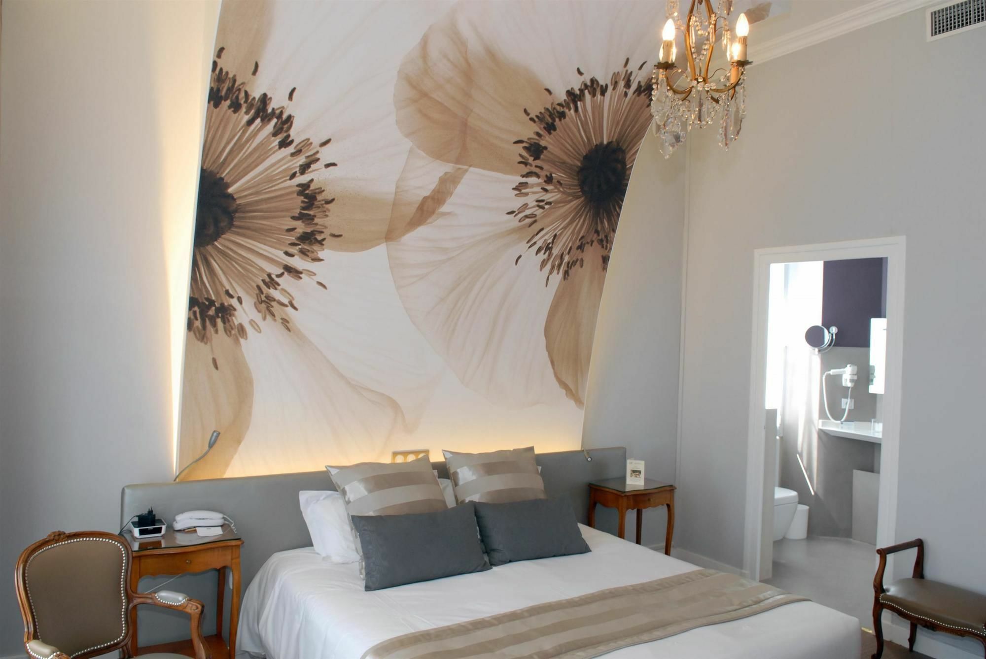 Le Champlain Hotell La Rochelle  Exteriör bild